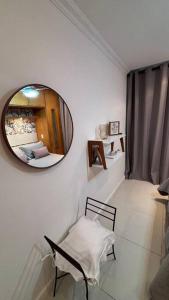 Jest to biały pokój z lustrem i krzesłem. w obiekcie Apartamento Praia Barra da Tijuca -Acolhedor e Confortável w mieście Rio de Janeiro