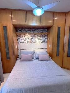 リオデジャネイロにあるApartamento Praia Barra da Tijuca -Acolhedor e Confortávelのベッドルーム1室(大型ベッド1台、枕2つ付)