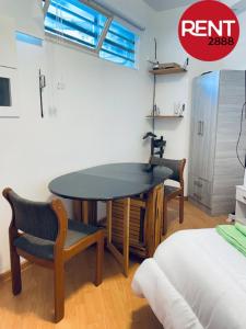 Habitación con mesa, 2 sillas y 1 cama en Rent Ugarte en Buenos Aires