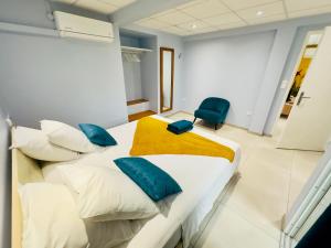 - une chambre avec un grand lit et des oreillers bleus dans l'établissement Maison T3 Nid Bleu - Piscine Privée, au Marin