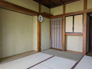 Postelja oz. postelje v sobi nastanitve 古民家一軒貸切/BBQコンロ・プラレール貸出/無料パーキング　[しずこのいえ]