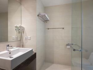 Koupelna v ubytování Hotel Santika Premiere Gubeng Surabaya