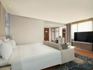TV a/nebo společenská místnost v ubytování Hotel Santika Premiere Gubeng Surabaya