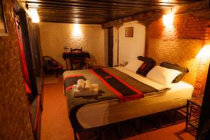 um quarto com uma cama grande num quarto em Hira Guest House em Patan