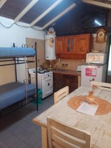 uma cozinha com um beliche e uma mesa em cabañas Los Pinares em Miramar
