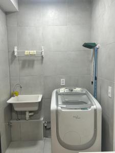 małą łazienkę z maszyną i umywalką w obiekcie Apto Allianz Metrô Barra Funda w São Paulo