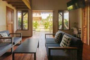 a living room with couches and a table at Casitas de madera in Punta Chame
