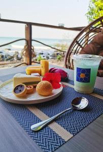 um prato de comida e uma bebida numa mesa em Dreamer of the sea em Koh Rong Sanloem