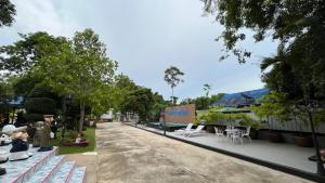 una calle con bancos y mesas y un edificio en Pattaya Golden view pool villa, en Ban Nong Srah