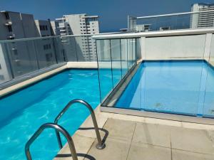 una piscina en la azotea de un edificio en Melody s private apartment en Cartagena de Indias