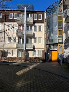 una strada vuota di fronte a un edificio di Studio an der Elbe mit Balkon, Küche und Netflix a Dresda