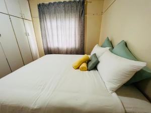 Kama o mga kama sa kuwarto sa Zuke Guest House