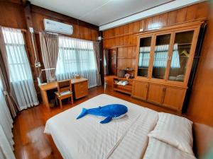 um quarto com uma cama com um peixe azul em Whales Come to the River - Riverside - 3 rooms on 2nd floor em Ban Bang Phli Nua
