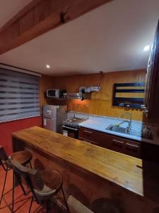 cocina con encimera de madera y fregadero en Casa en Valdivia, en Valdivia