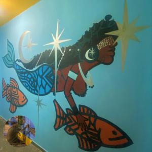 ściana z obrazem syreny i ryb w obiekcie Hostel Aruanda w mieście Belo Horizonte