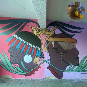 une fresque d'un oiseau sur le côté d'un mur dans l'établissement Hostel Aruanda, à Belo Horizonte