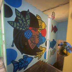 Hostel Aruanda في بيلو هوريزونتي: جدار عليه لوحة لامرأة