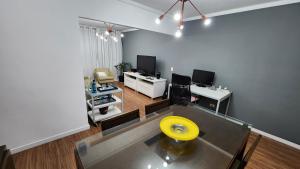 een woonkamer met een gele frisbee op een tafel bij UrbanComfort Apt Fradique Coutinho SP in Sao Paulo