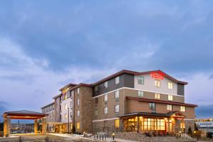 Hawthorn Extended Stay by Wyndham Williston Burlington في Williston: تقديم اجنحة نزل هامبتون