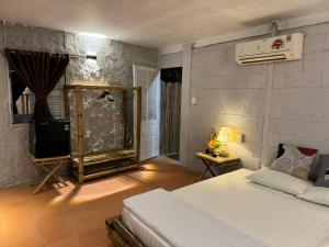 ein Schlafzimmer mit einem Bett und einem TV in der Unterkunft Charm Villas in Bà Rịa