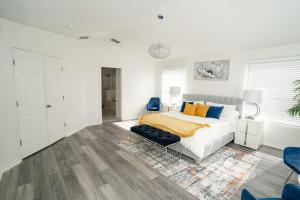 Habitación blanca con cama y alfombra en Magical Vacation Stay, en Davenport