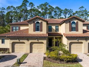 una casa con dos puertas de garaje en una entrada en *Roseville Disney Villa Pool+BBQ+King Bed+Parks*, en Kissimmee