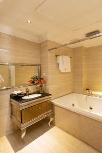 胡志明市的住宿－Corner 280，带浴缸和盥洗盆的浴室