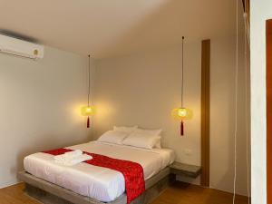 Postel nebo postele na pokoji v ubytování Baan Daeng Resort บ้านรักไทย