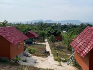 una vista aérea de una localidad con techos rojos en Maloop Cafe Bungalow, en Koh Rong