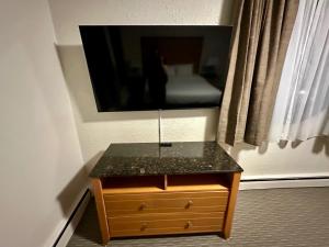 En tv och/eller ett underhållningssystem på Anavada Inn & Suites - Grande Prairie