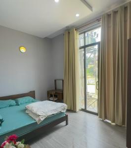 1 dormitorio con cama y ventana grande en Vũ Homestay, en Cao Bằng