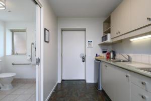 een badkamer met wastafel en toilet in een kamer bij Chelsea Park Motor Lodge in Nelson +27 foto's