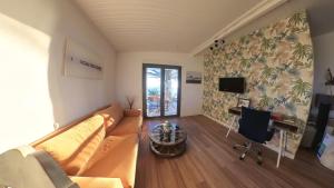 Televiisor ja/või meelelahutuskeskus majutusasutuses Beachfront 2Br Garden Bbq SeaView QuietRetreat