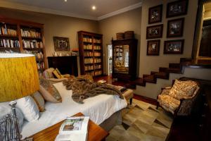 een woonkamer met een bed en een trap bij The Great Gatsby Houghton in Johannesburg