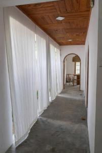 un pasillo con cortinas blancas en la pared en Villa AMMA 2 quartos c/Jacuzzi, en Ahangama