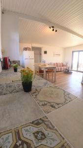 Köök või kööginurk majutusasutuses Beachfront 2Br Garden Bbq SeaView QuietRetreat