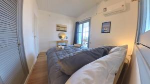 Voodi või voodid majutusasutuse Beachfront 2Br Garden Bbq SeaView QuietRetreat toas