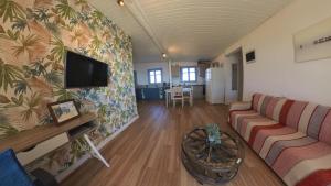 TV a/nebo společenská místnost v ubytování Beachfront 2BR Garden Bbq SeaView QuietRetreat