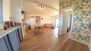 Köök või kööginurk majutusasutuses Beachfront 2Br Garden Bbq SeaView QuietRetreat