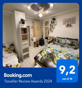 1 dormitorio con cama y estante para libros en Frendly Flat Free Parking Kitchen Equipment Cosy, en Riga