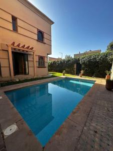 una piscina frente a una casa en Royal mirage villa(families only), en Marrakech