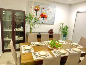 una sala da pranzo con tavolo e sedie in legno di Bankstown 4 Br house close to Shopping & Station a Bankstown