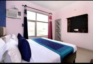 Säng eller sängar i ett rum på OYO Hotel Avadh Plaza