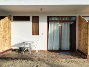Pascana Casa Playa في مانكورا: طاولة وكراسي أمام المنزل