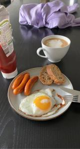 塔什坎的住宿－Отель-музей，鸡蛋,香肠和咖啡的盘子