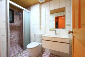 un bagno con wc, lavandino e doccia di 优閒民宿 a Kenting