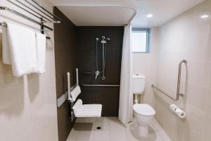 Ramada Hotel & Suites by Wyndham Ballina Byron的一间浴室