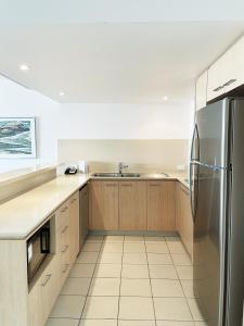 Ramada Hotel & Suites by Wyndham Ballina Byron的厨房或小厨房