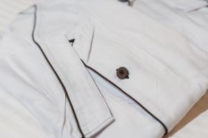 - la fermeture d'une chemise blanche avec un bouton dans l'établissement TAPSTAY HOTEL - Vacation STAY 35241v, à Saga