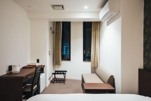 佐賀市にあるTAPSTAY HOTEL - Vacation STAY 35232vのベッドとデスクが備わるホテルルームです。